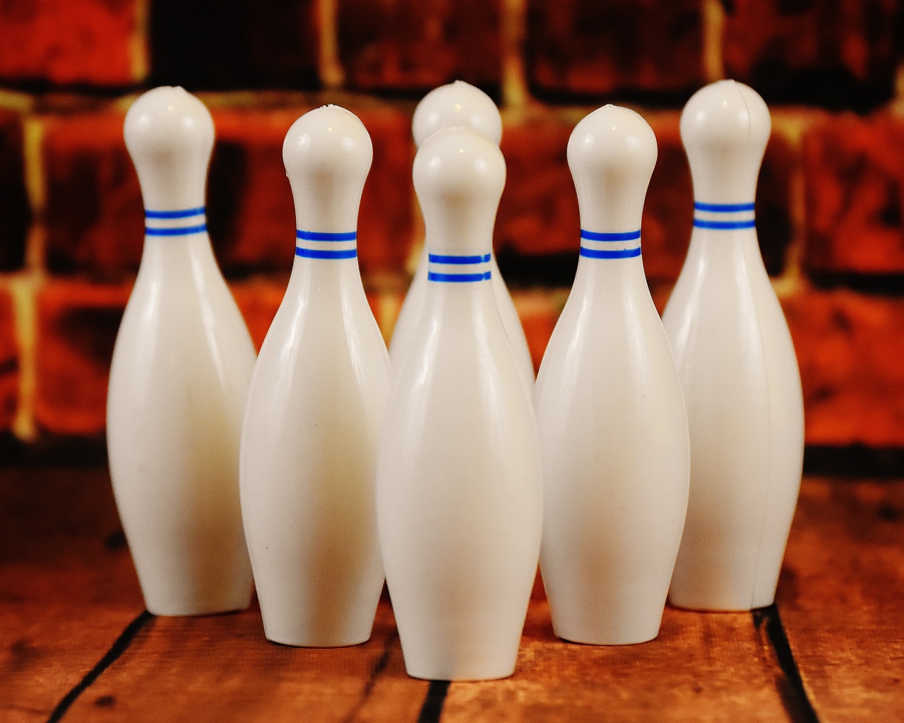 Белые кегли стоят у стены 