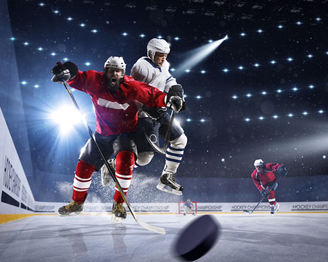 Мужчины играют в хоккей на льду 