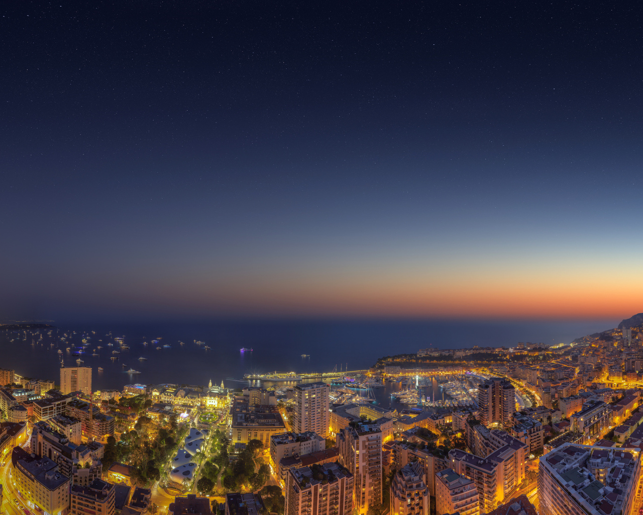 Вид на ночной город Монако под голубым небом