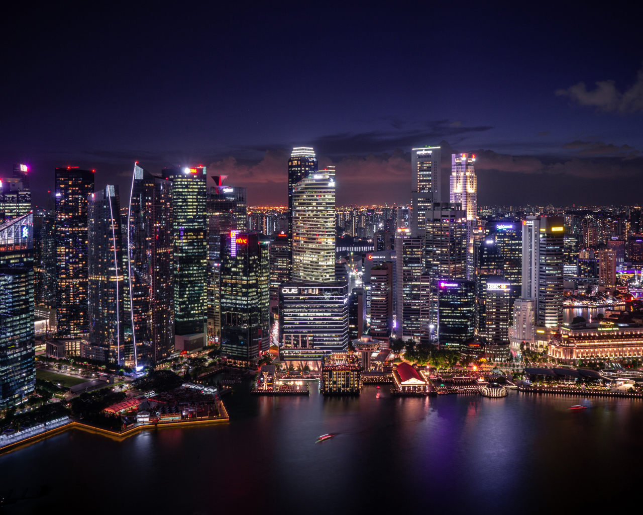 Небоскребы ночного Сингапура у воды,  Азия