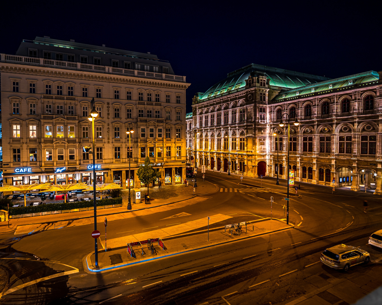 Старинные дома на ночной улице Вены, Австрия 