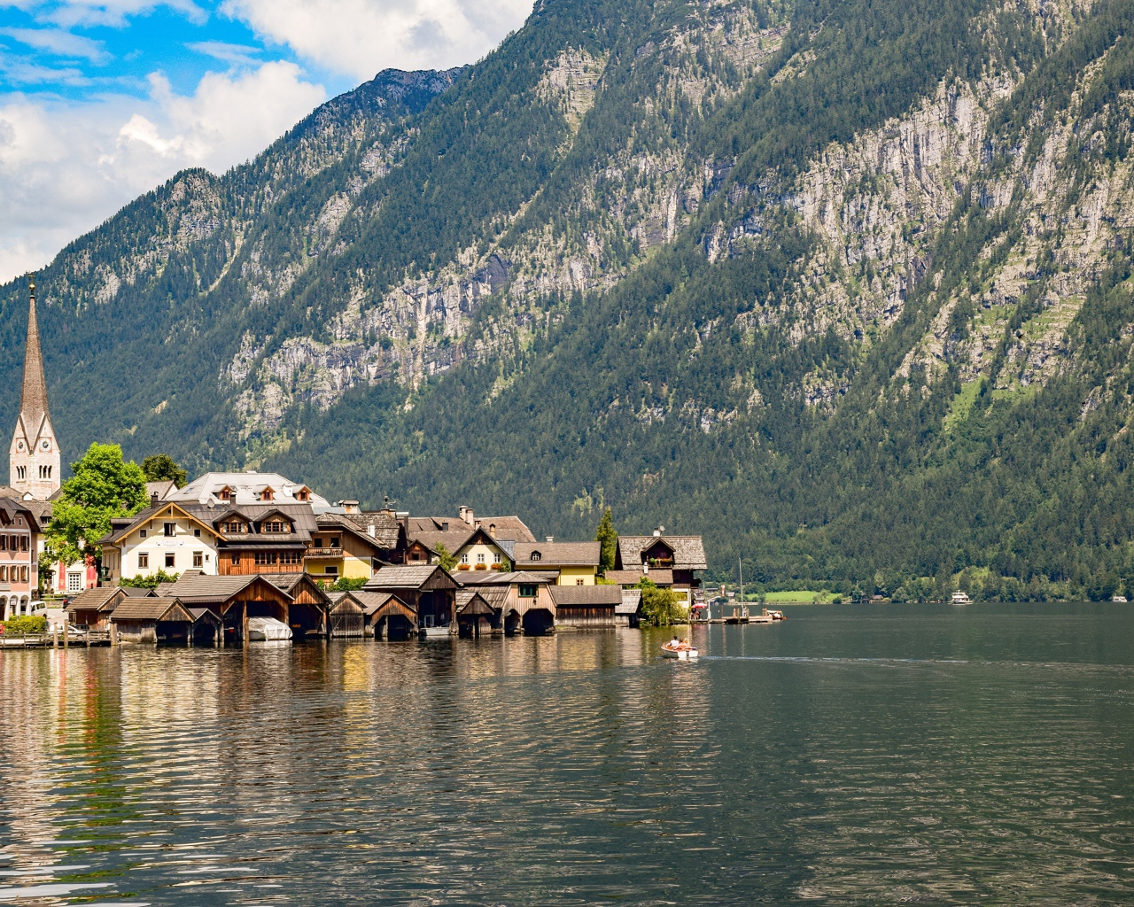 Дома на берегу залива у горы, Австрия 