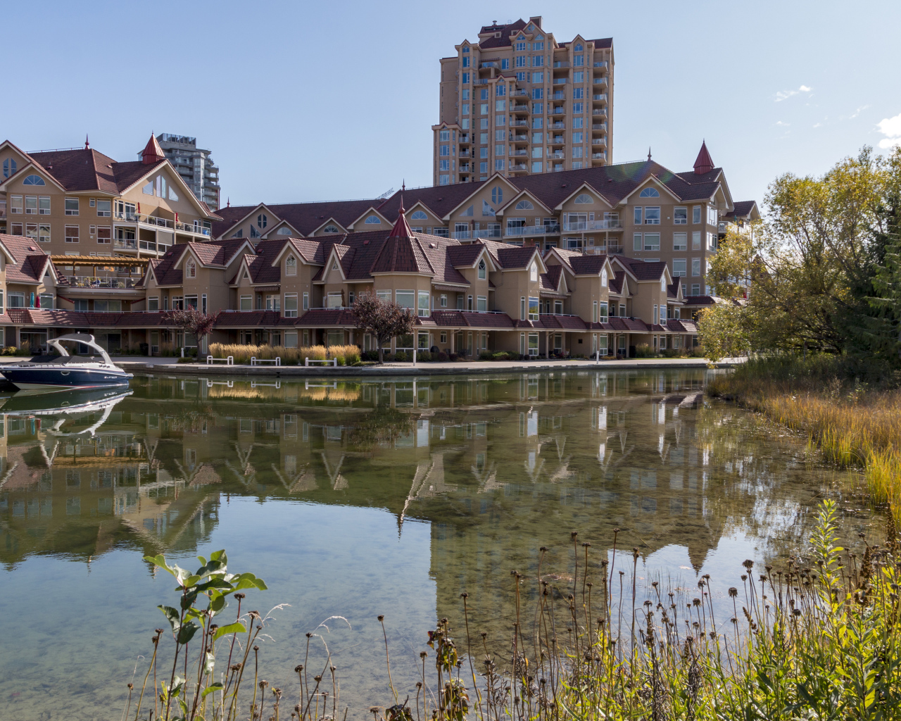 Много домов на берегу озера, Канада 