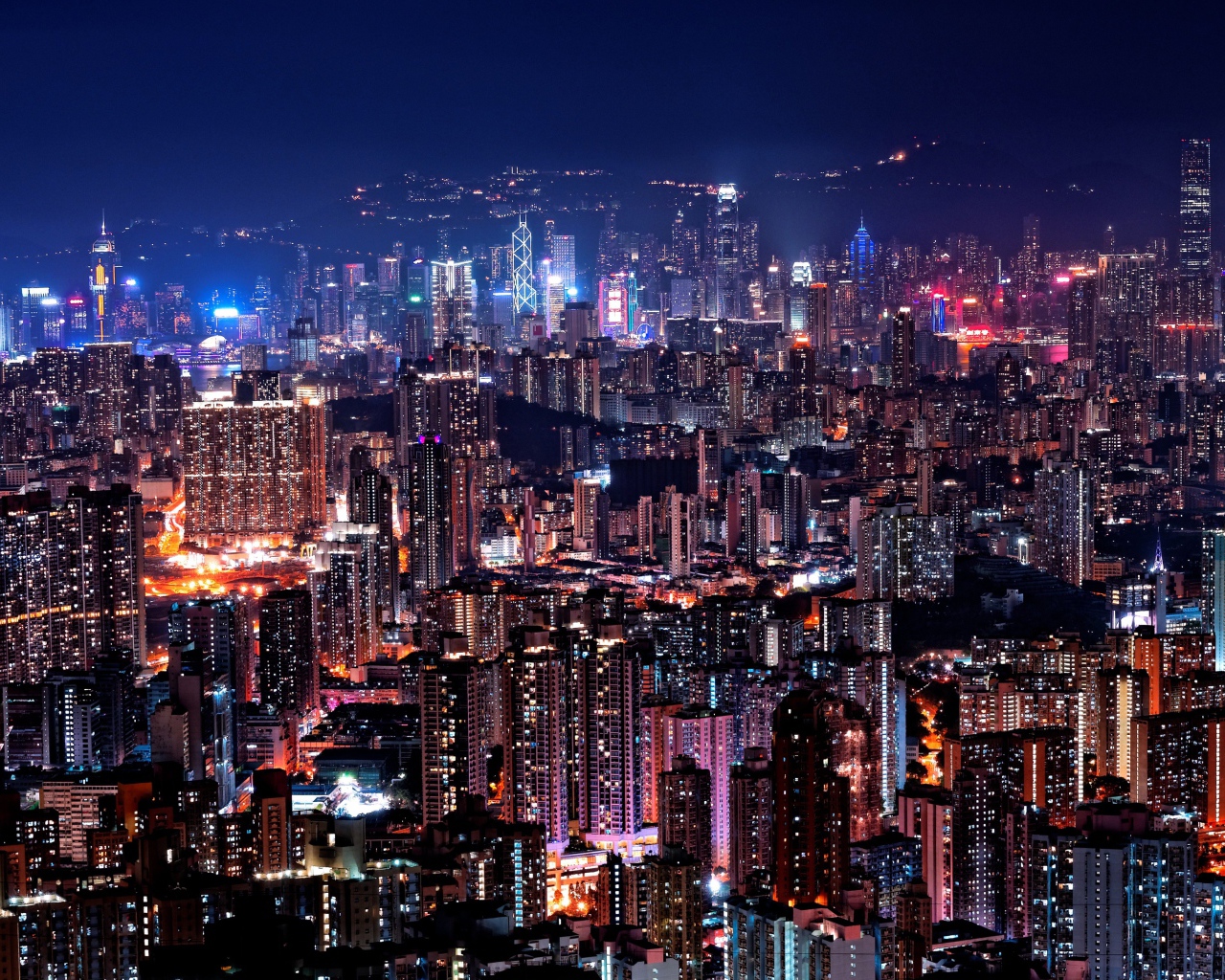 Вид на ночной освещенный Гонконг, Китай