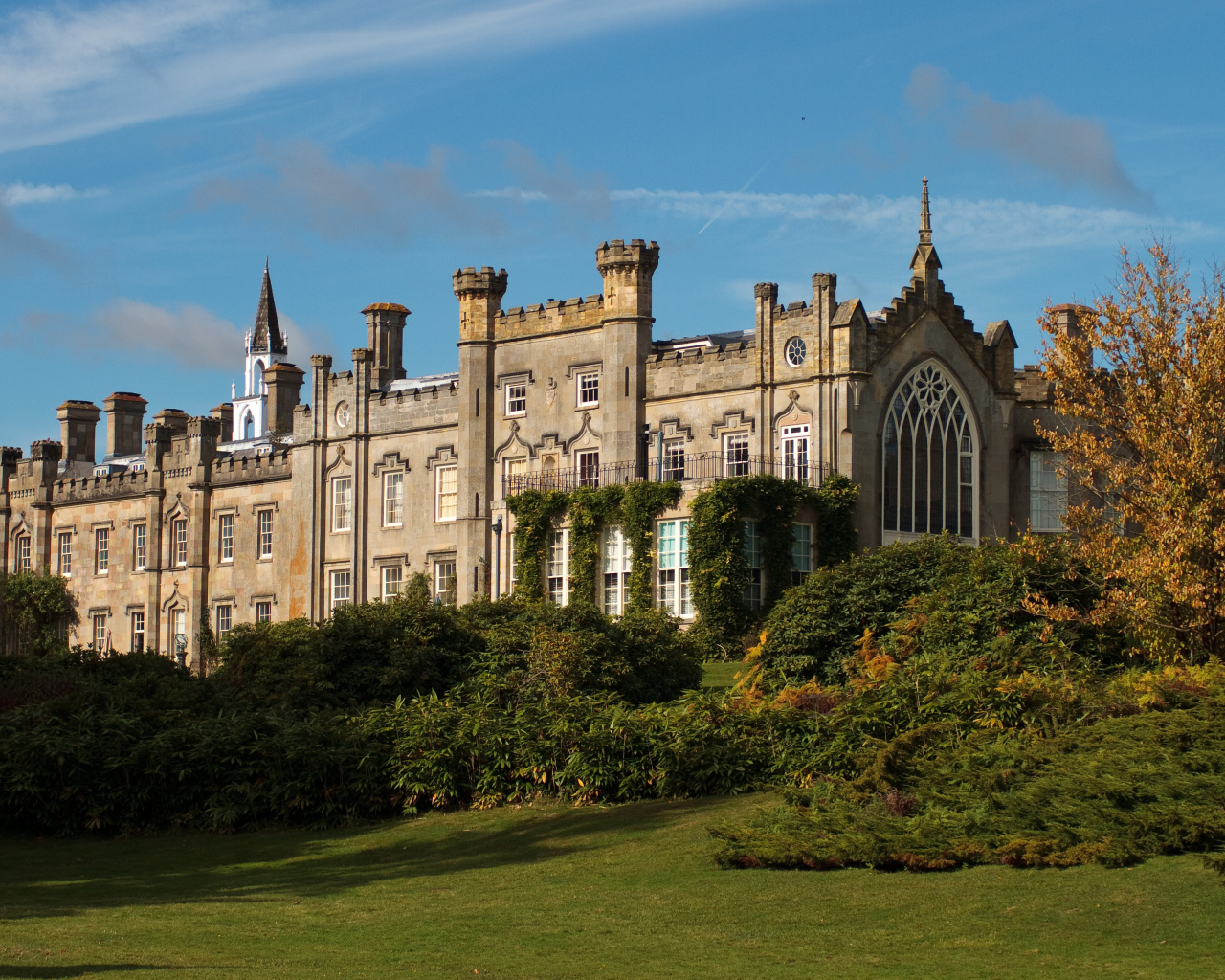 Красивый старинный замок в  Шеффилд парке, Англия