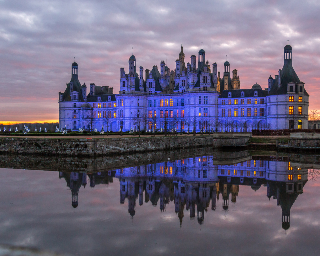 Замок Шамбор отражается в воде в сумерках, Франция