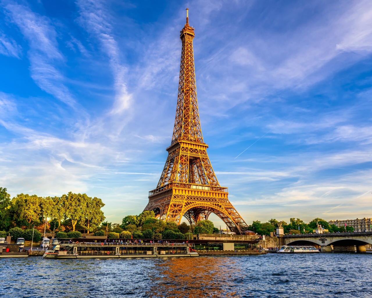 Высокая Эйфелева башня под красивым небом Парижа, Франция