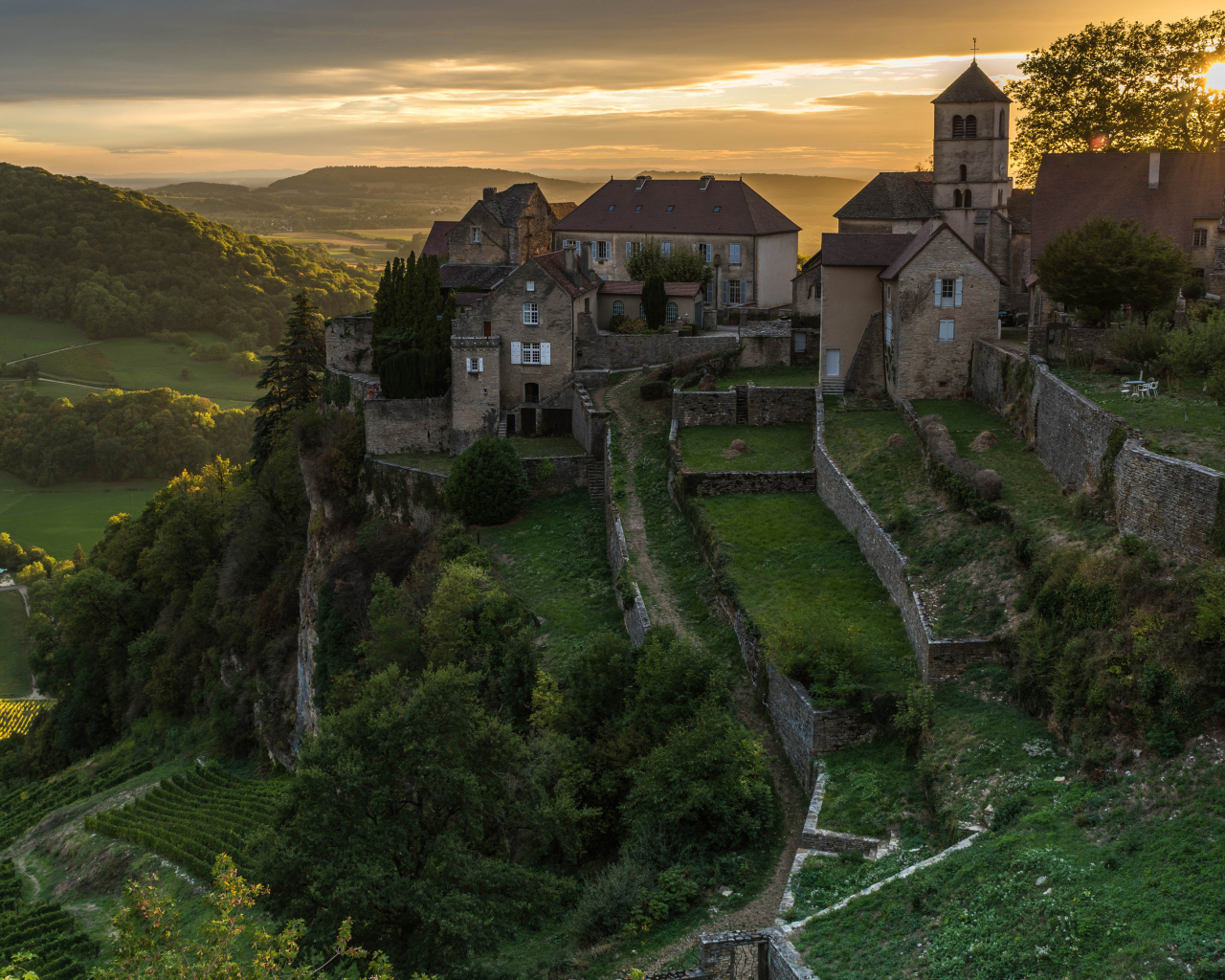 Большой дом на высокой скале, Франция 