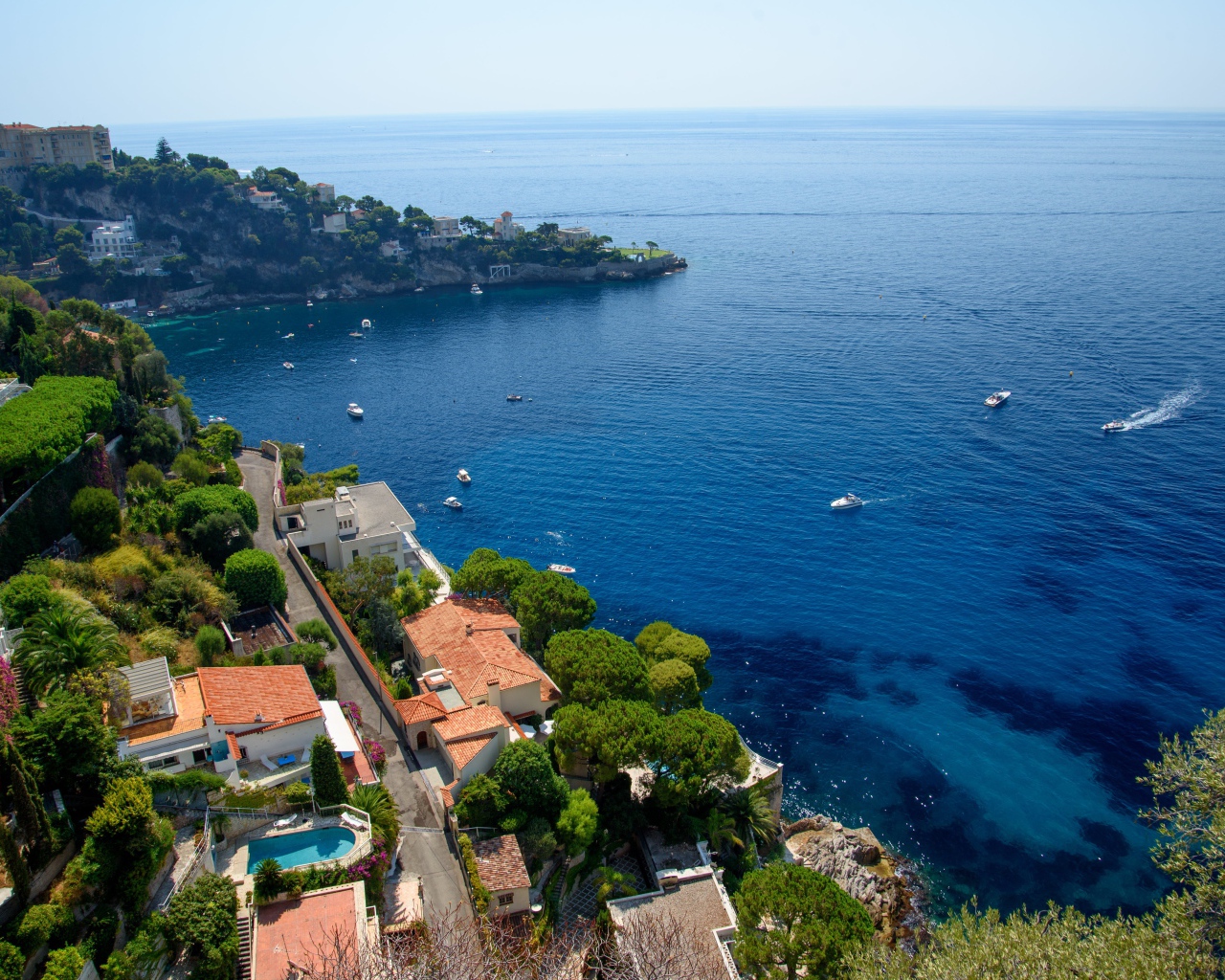 Вид на дома на холме у залива, Франция 