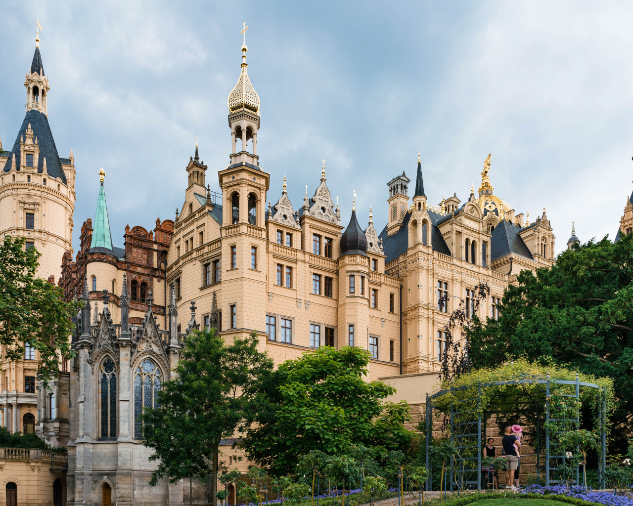 Красивый старинный Шверинский замок, Германия