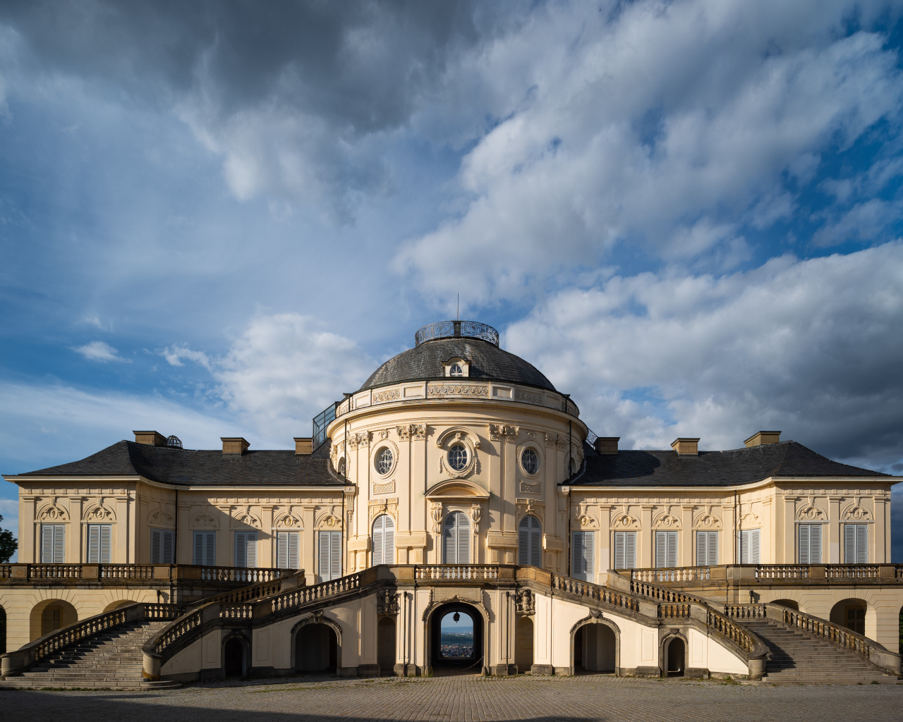 Красивый старый дом под небом с белыми облаками, Германия