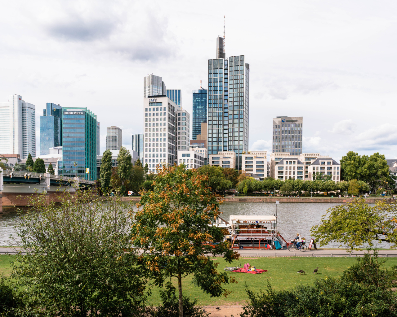 Красивый вид на небоскребы у реки, Германия 