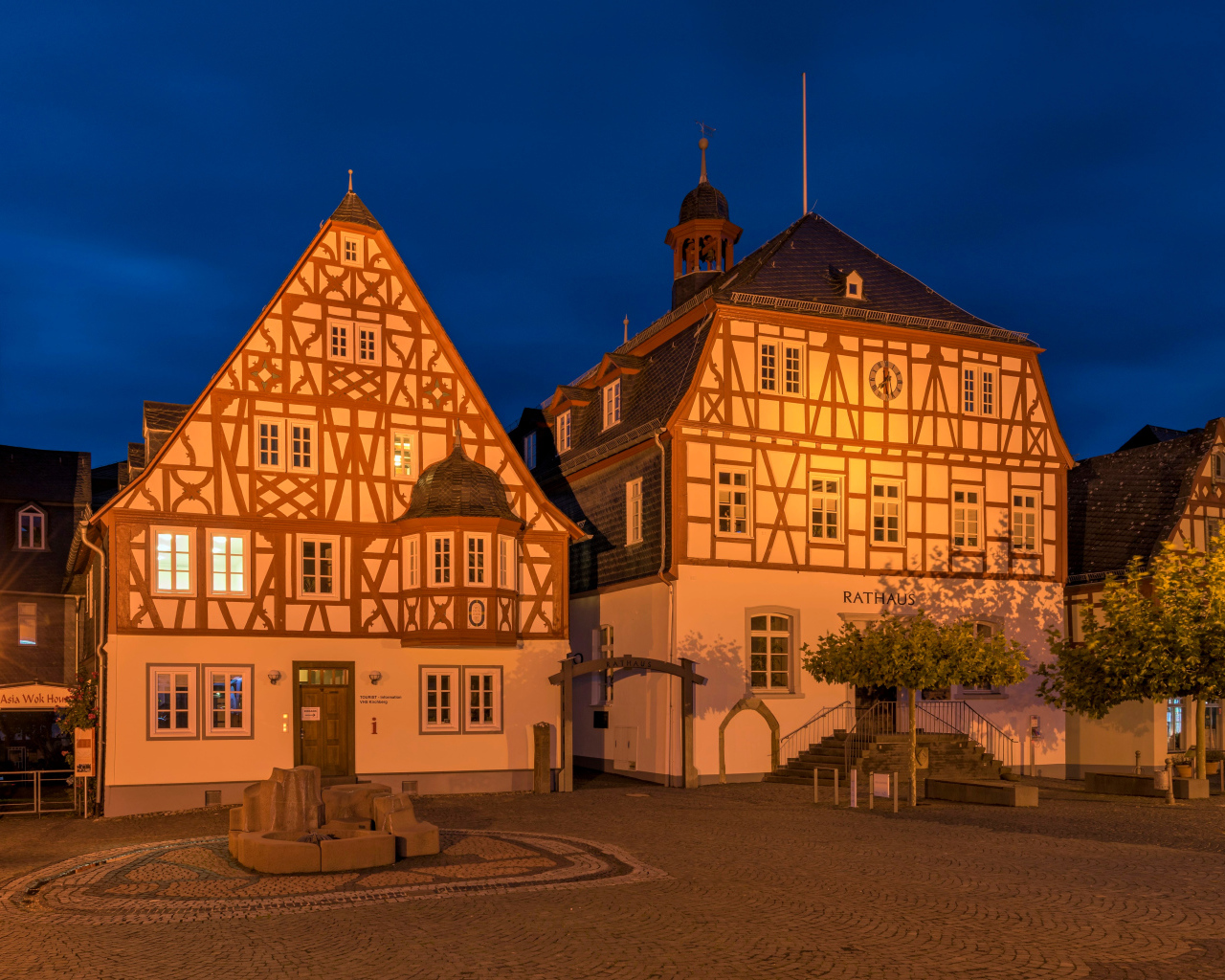 Дома на ночной улице в городе Кирхберг, Германия