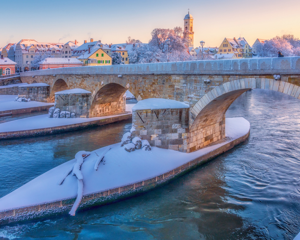 Каменный мост через реку Дунай зимой, Германия