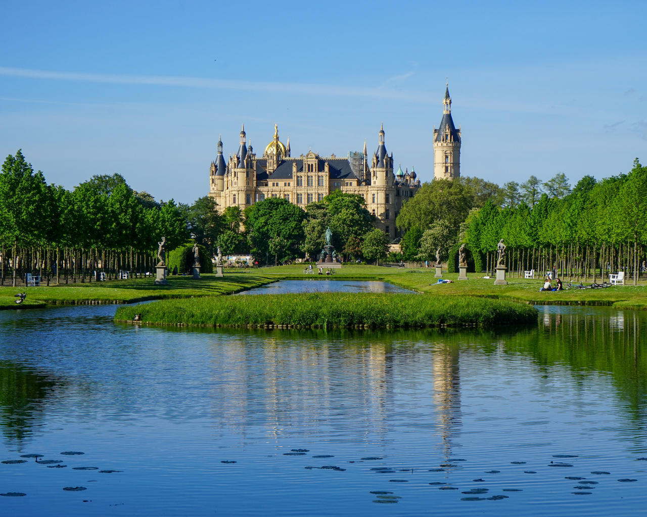 Вид на красивый Шверинский замок у пруда, Германия 