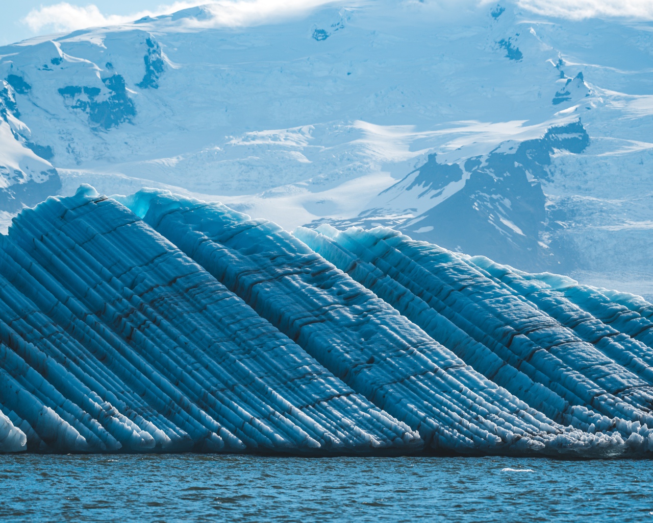 Большой голубой ледник и заснеженные горы Исландии