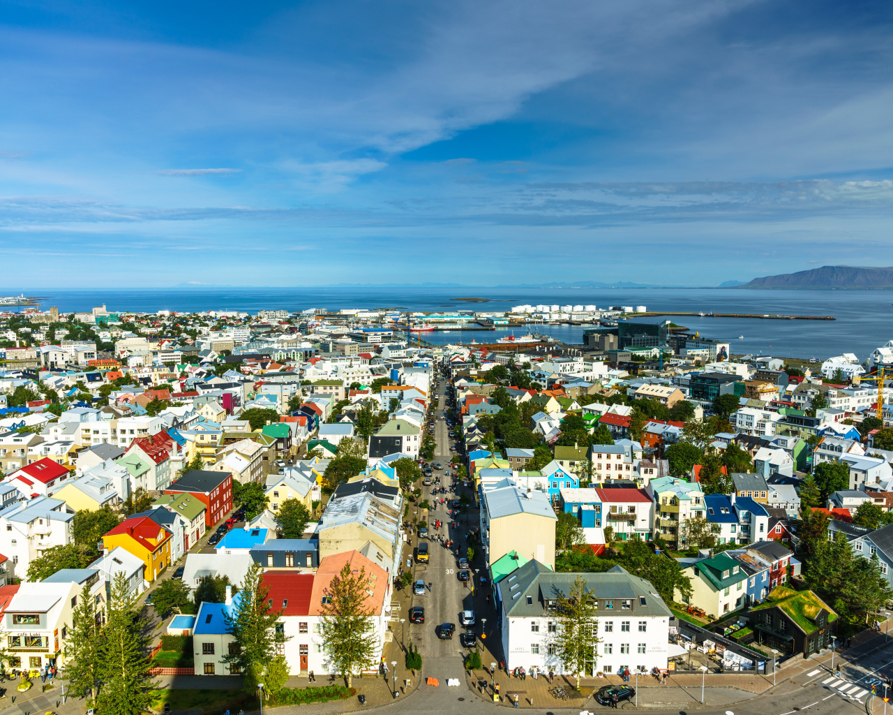 Вид на дома в городе под голубым небом, Исландия 
