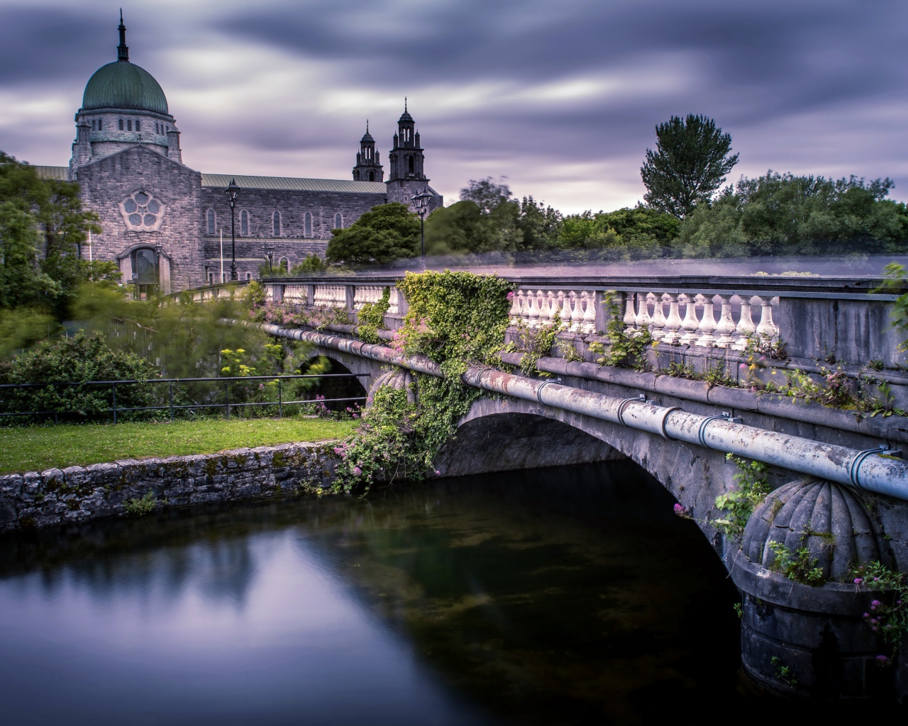 Старинный мост через реку ведет к собору, Ирландия