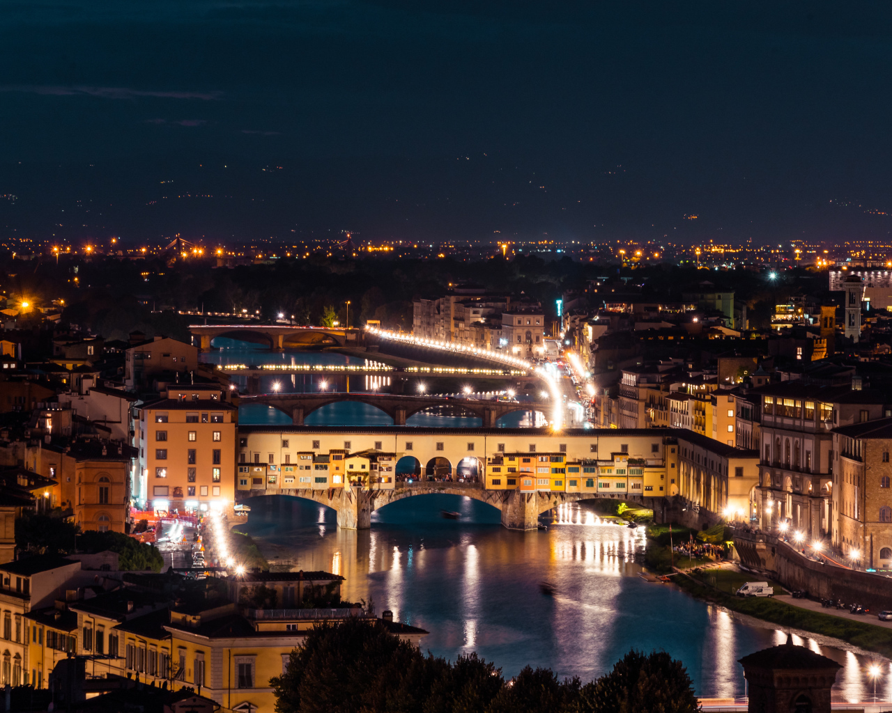 Красивая ночная река у города, Флоренция. Италия