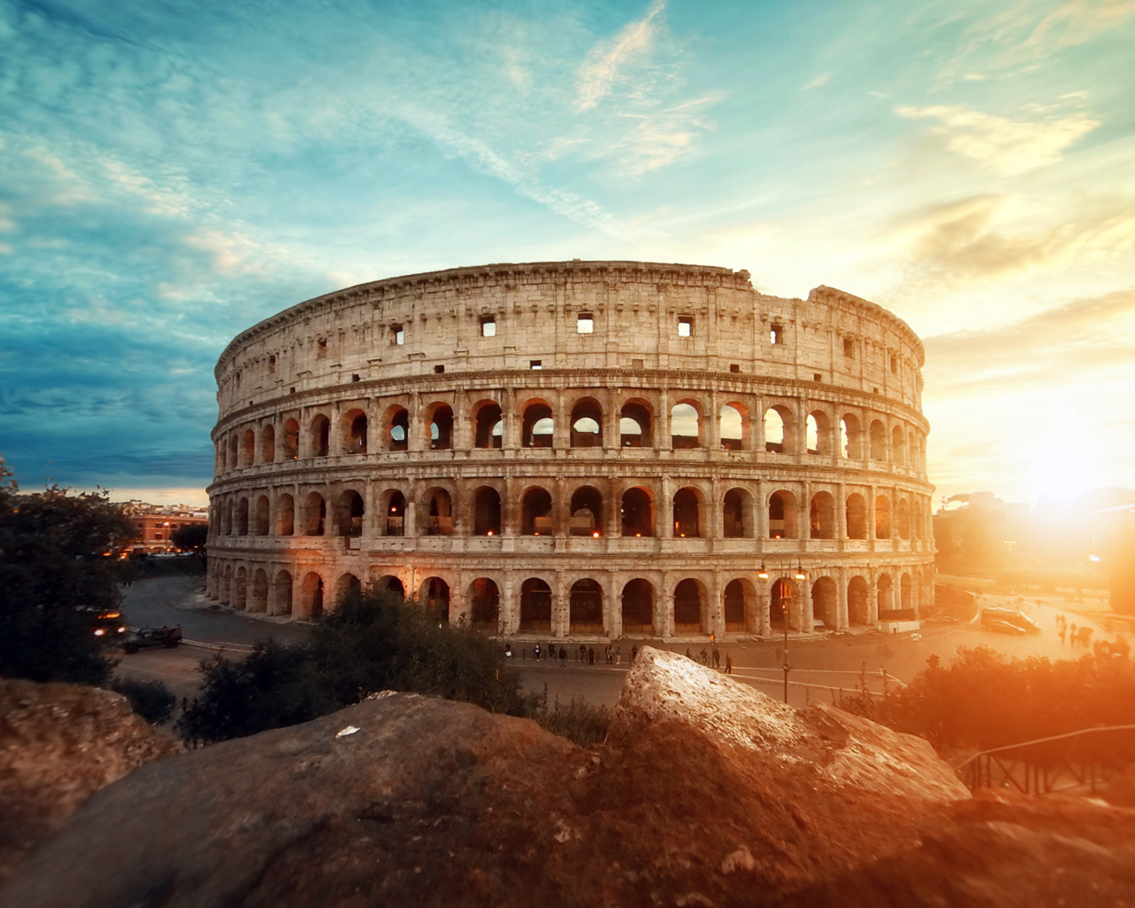 Старинное историческое здание Колизей под красивым небом, Италия