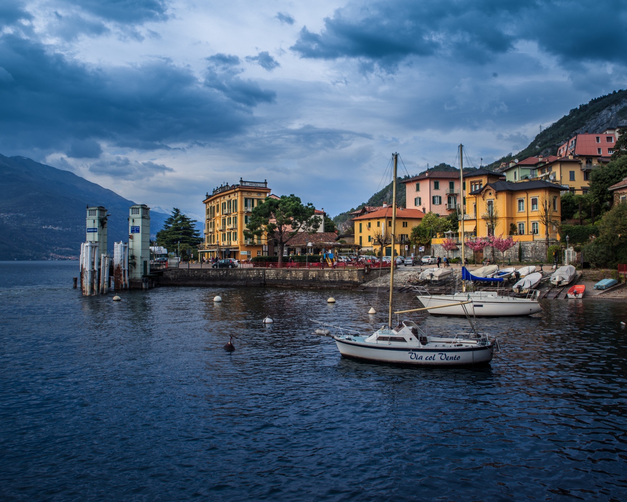 Вид на коммуну Варенна у моря, Италия