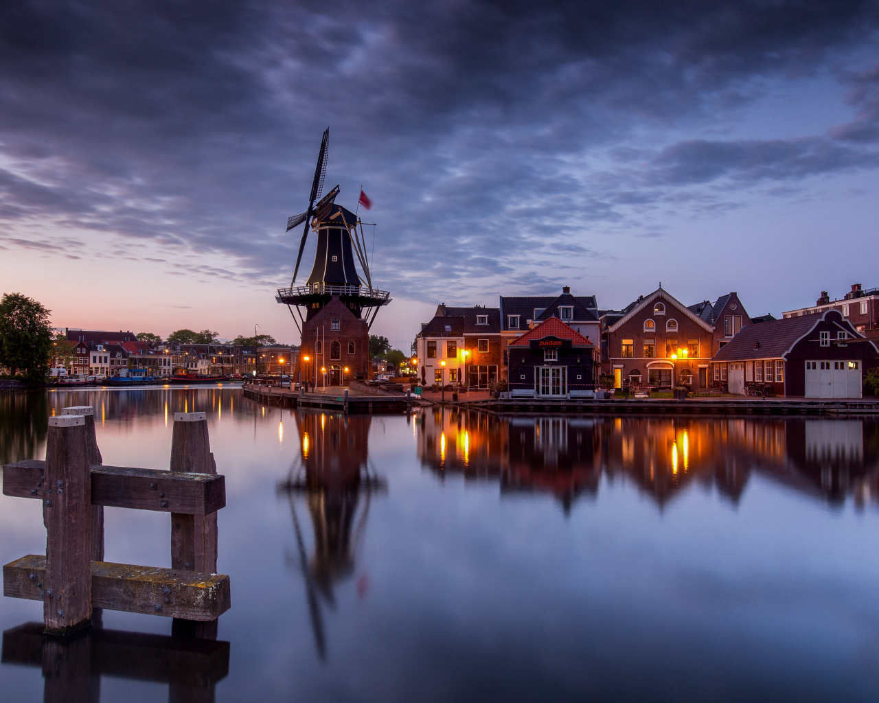 Красивый вечерний вид на город у реки, Нидерланды 