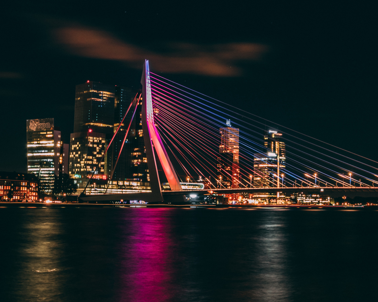 Мост Эразма Роттердам на фоне мегаполиса. Нидерланды