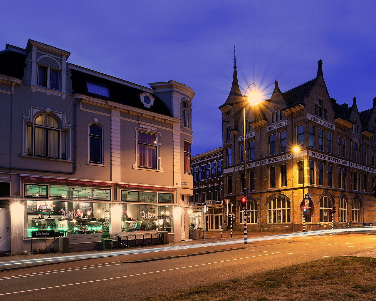 Дома на ночной улице в Нидерландах 