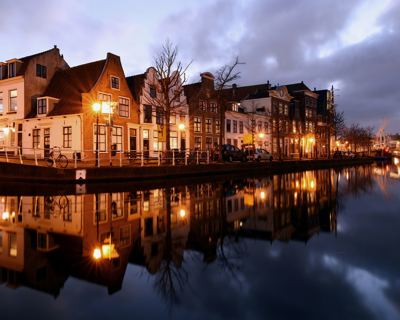 Дома на берегу канала вечером, Нидерланды 