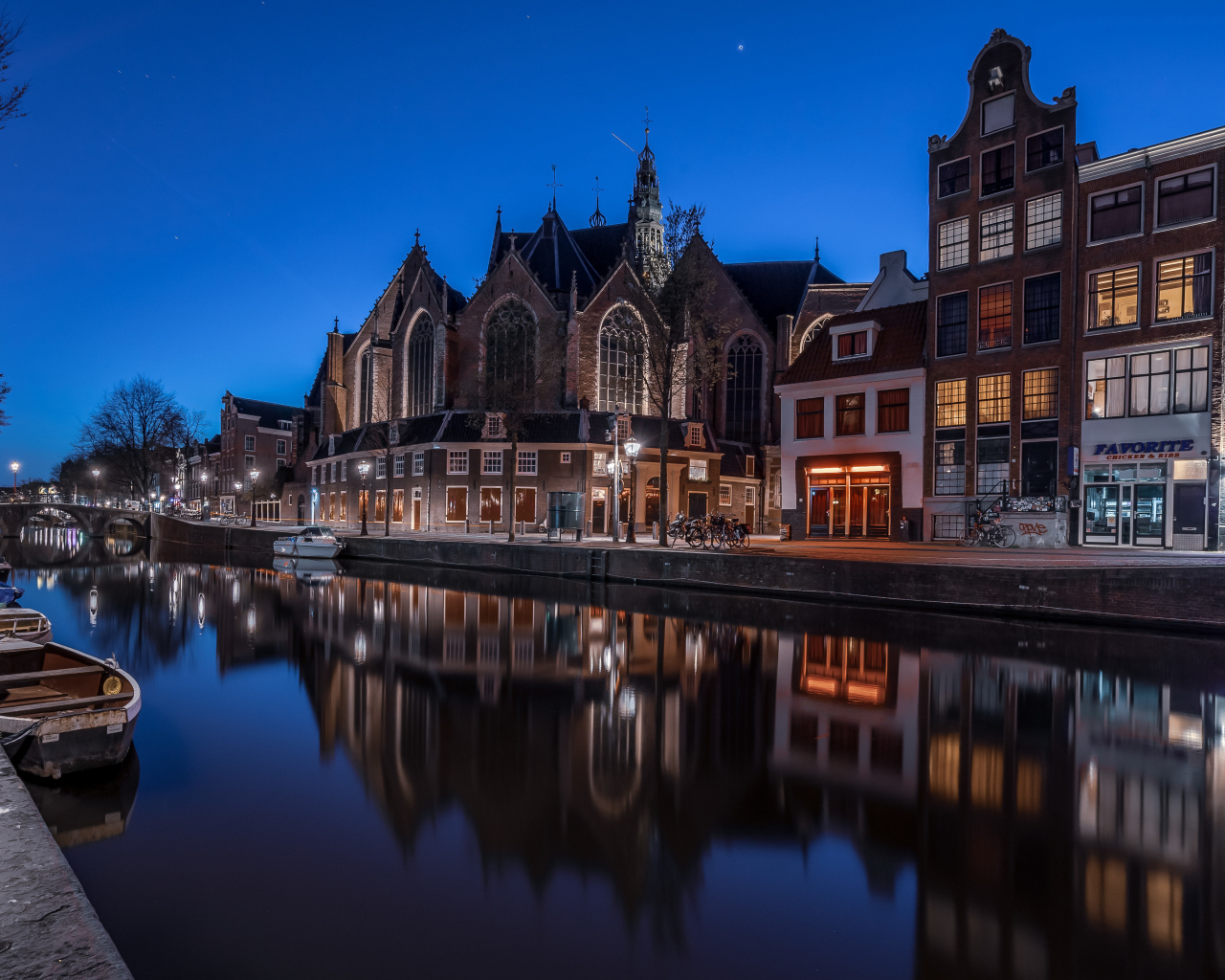 Дома отражаются в воде канала ночью, Нидерланды 