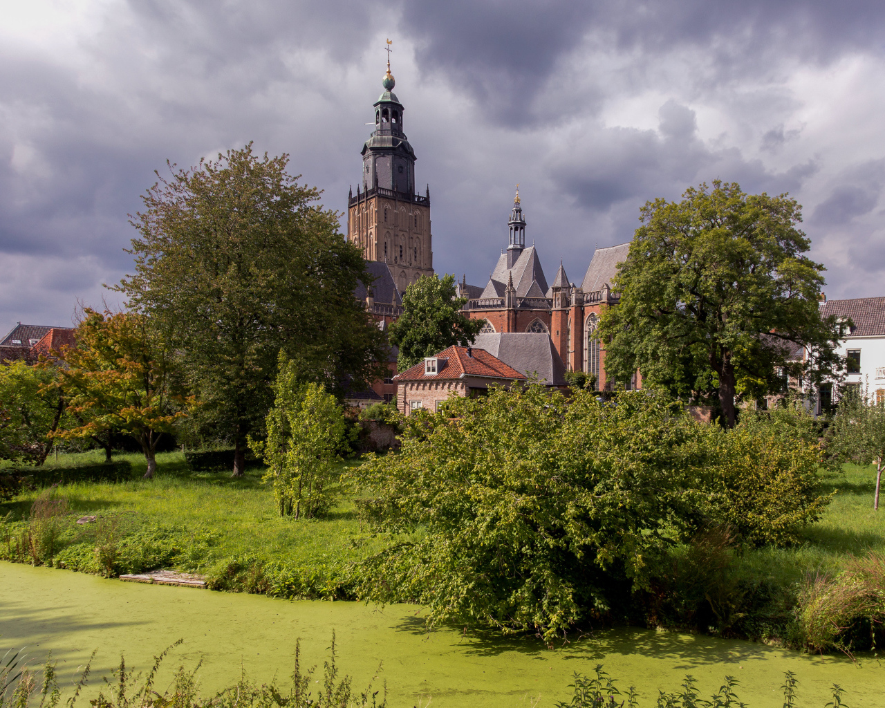 Большой старинный дом в парке, Нидерланды 
