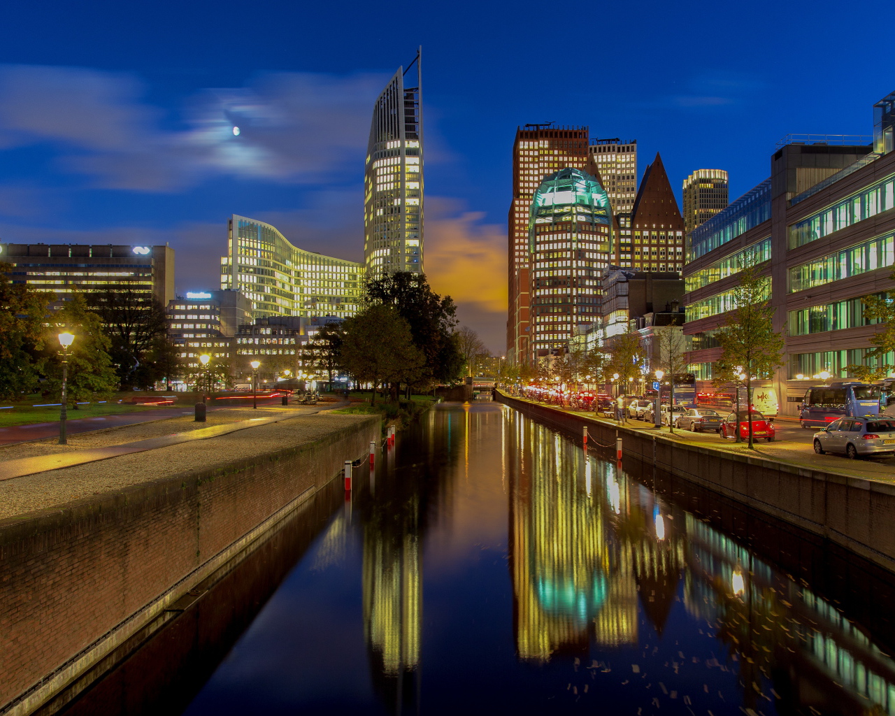 Ночные небоскребы отражаются в воде канала, Нидерланды 