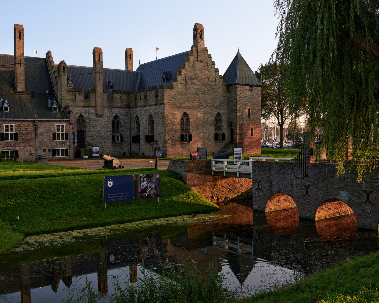 Старый замок Radboud  у реки, Нидерланды 