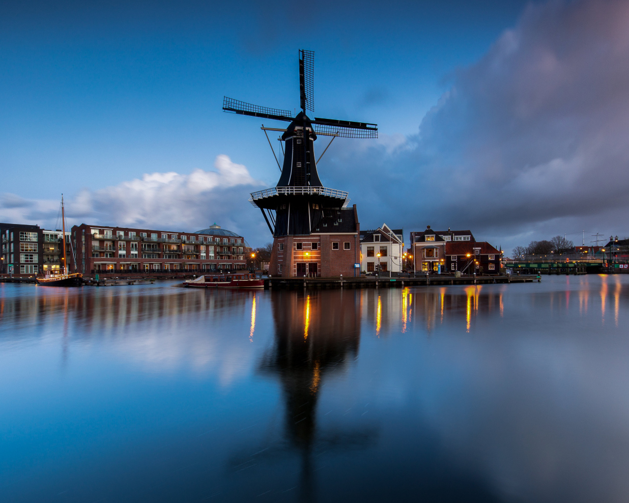 Старая мельница на берегу реки вечером, Нидерланды