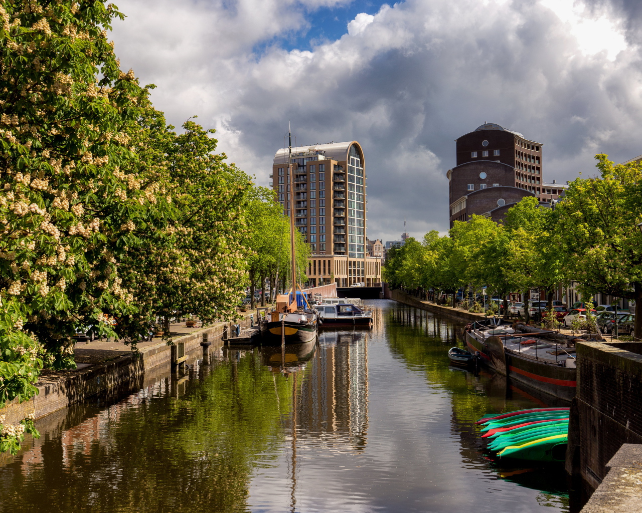 Водный канал в городе с цветущими каштанами, Нидерланды 