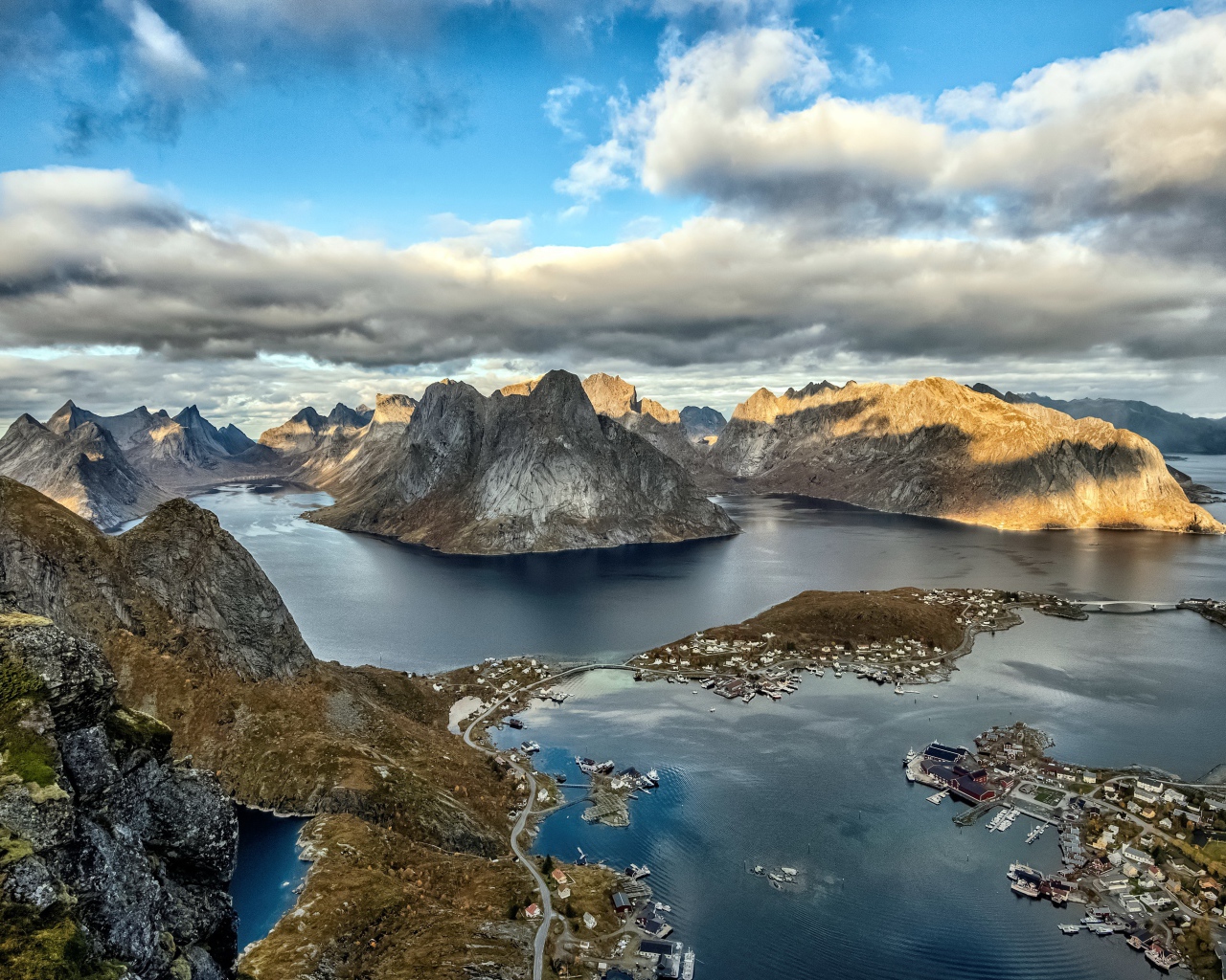 Лофотенские острова под голубым небом с белыми облаками, Норвегия 