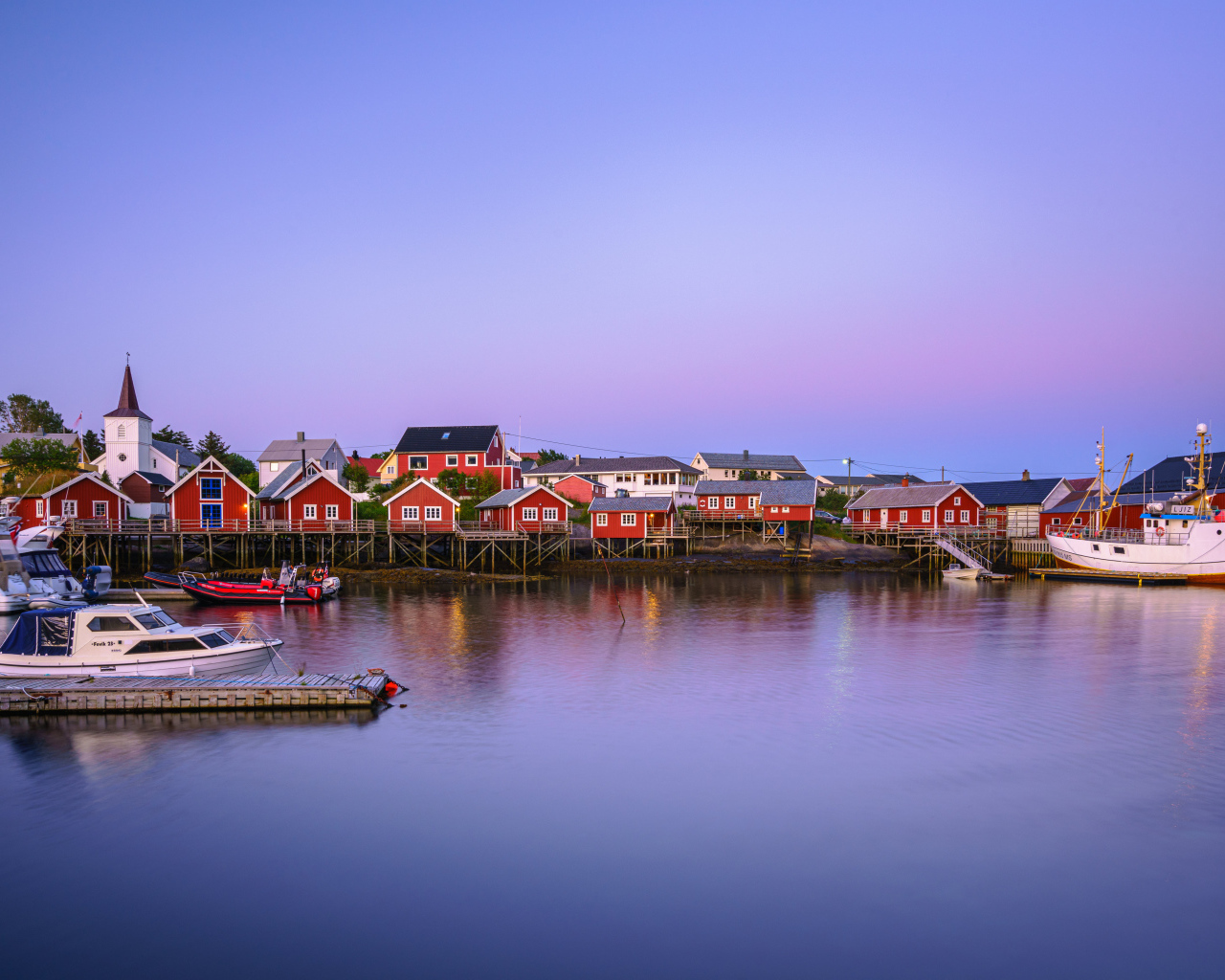 Красные дома на сваях на берегу залива, Норвегия 