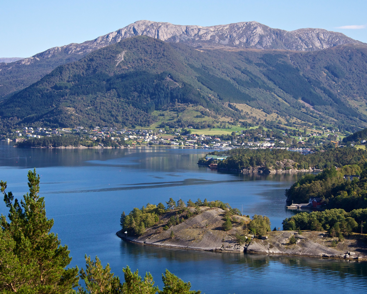 Вид на величественные горы и фьорд, Норвегия