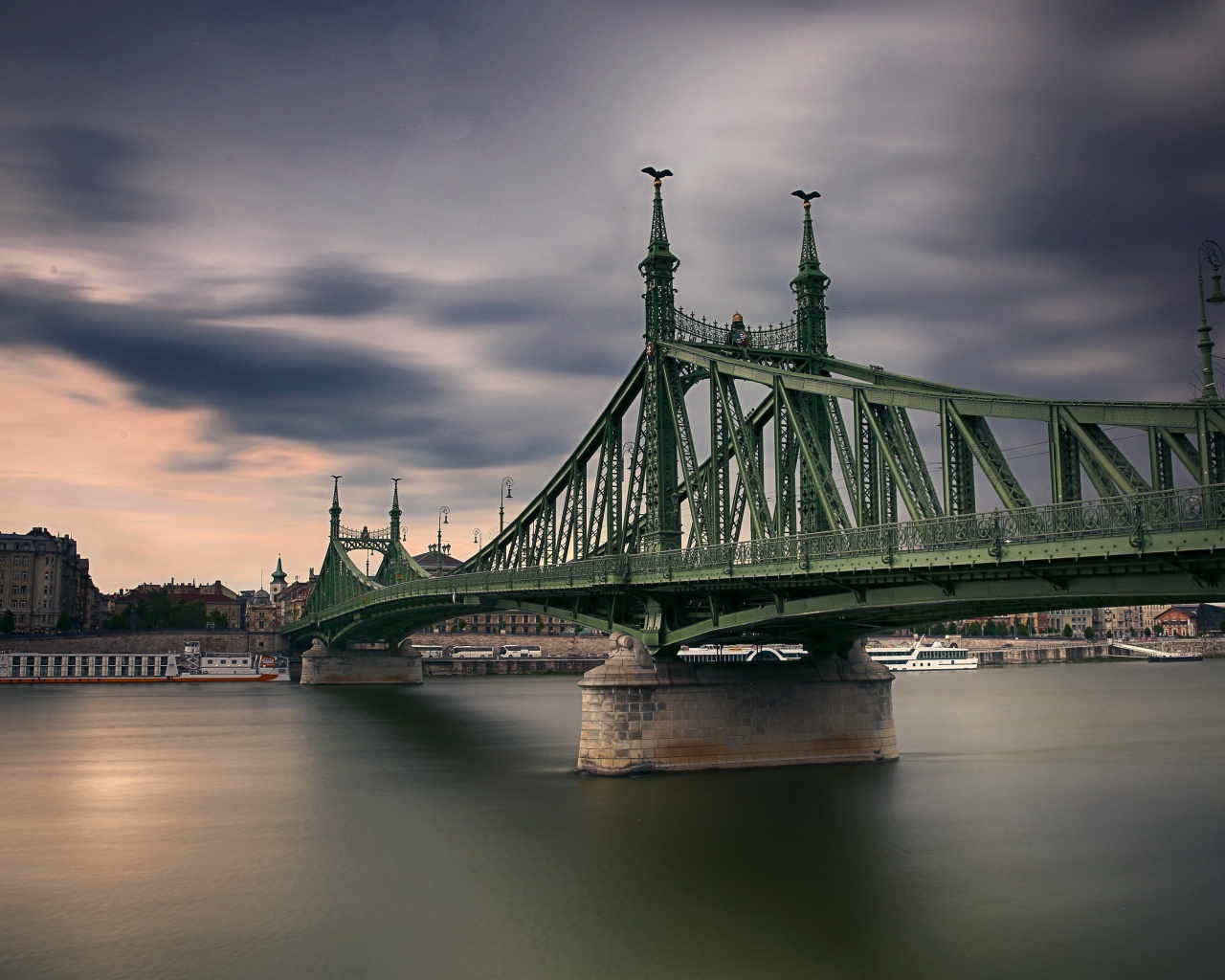 Красивый мост над рекой, Бухарест. Румыния 