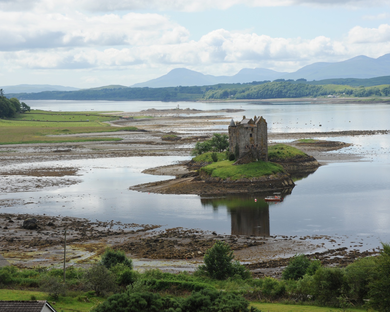 Заброшенная церковь на острове, Шотландия 