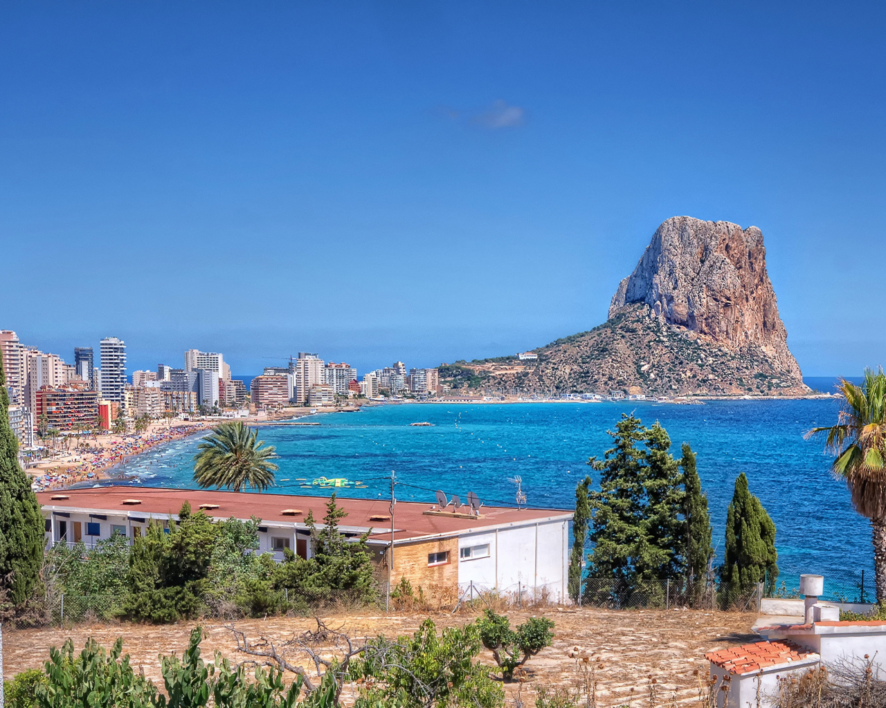 Дома на побережье Испании под голубым небом