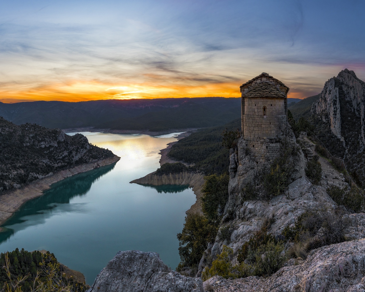 Вид на старый храм на вершине утеса над рекой, Испания