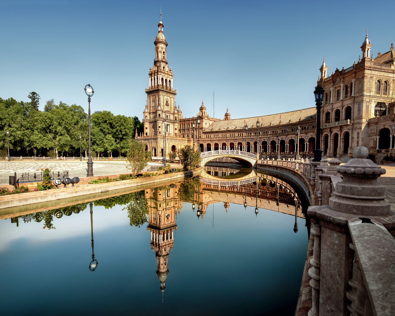 Вид на старинные здания и мост, Севилья, Испания 