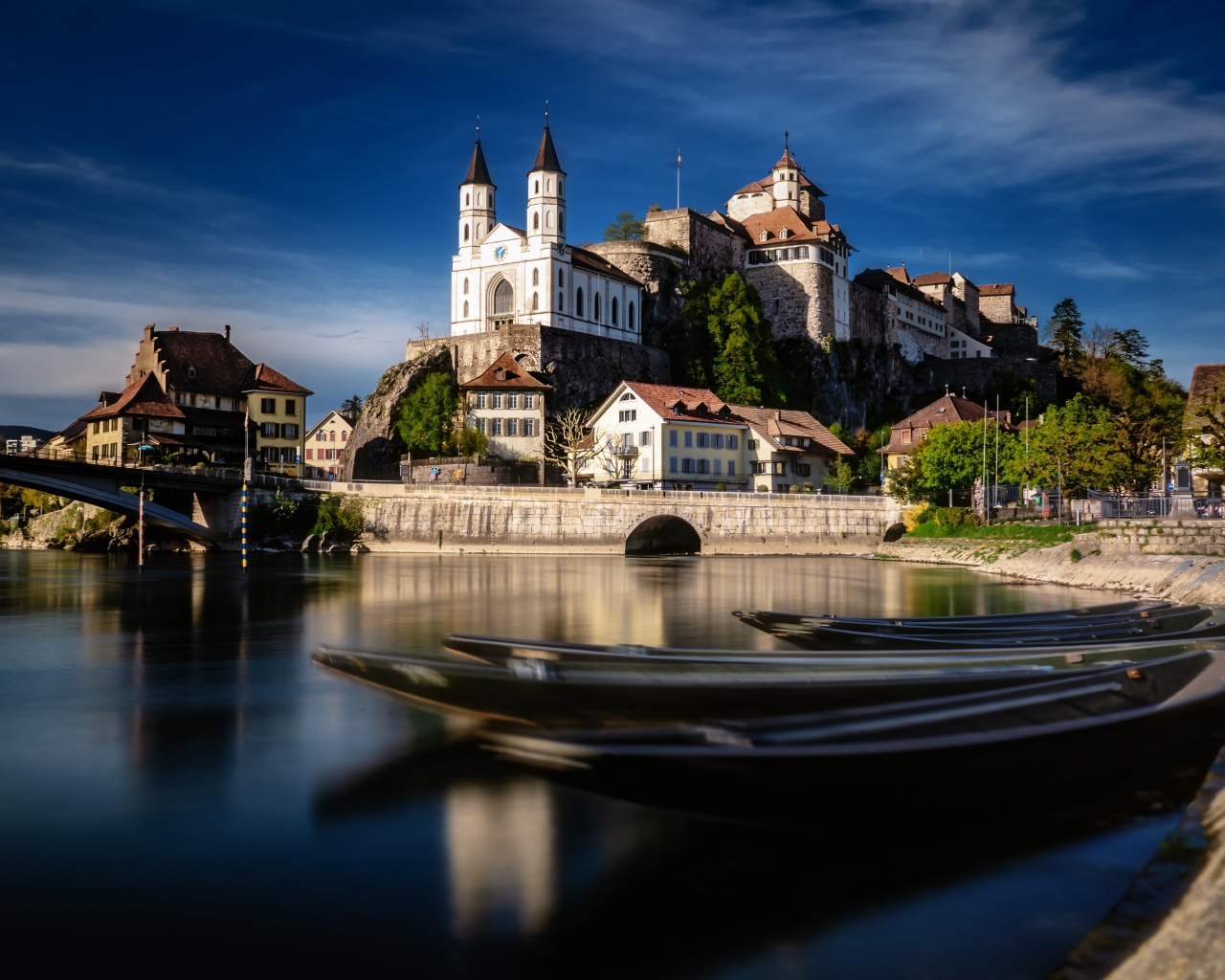 Красивый старинный замок  Аарбург под голубым небом, Швейцария