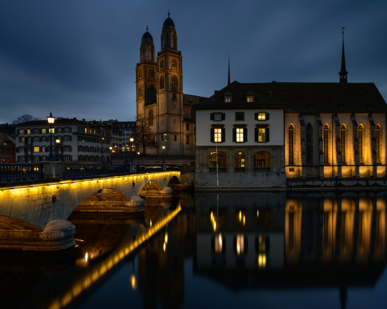 Большой дом у реки ночью, Цюрих, Швейцария 