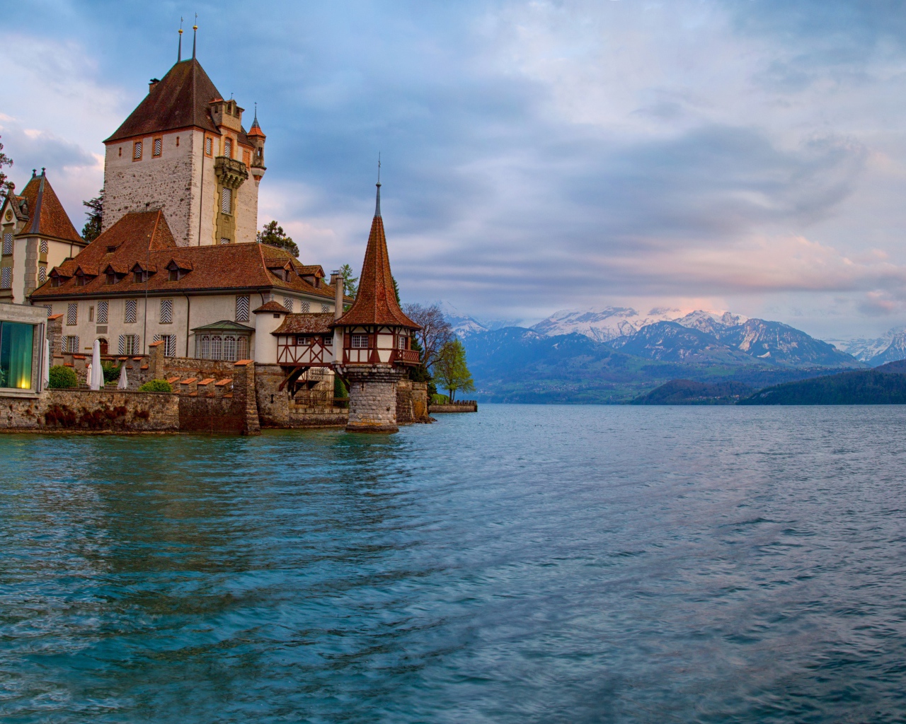 Дом на берегу залива в горах, Швейцария 