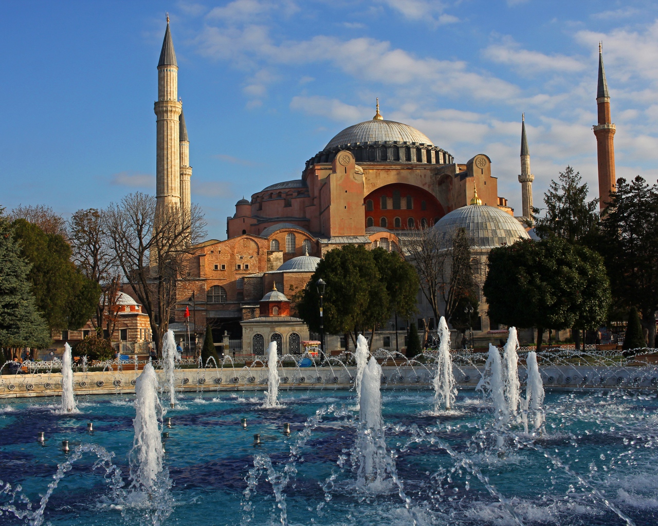 Фонтан у мечети в Стамбуле, Турция 