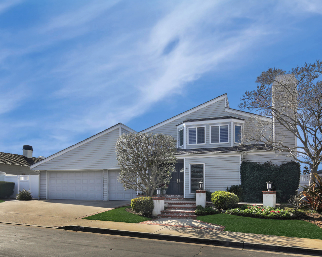 Красивый дом в Калифорнии под голубым небом, США