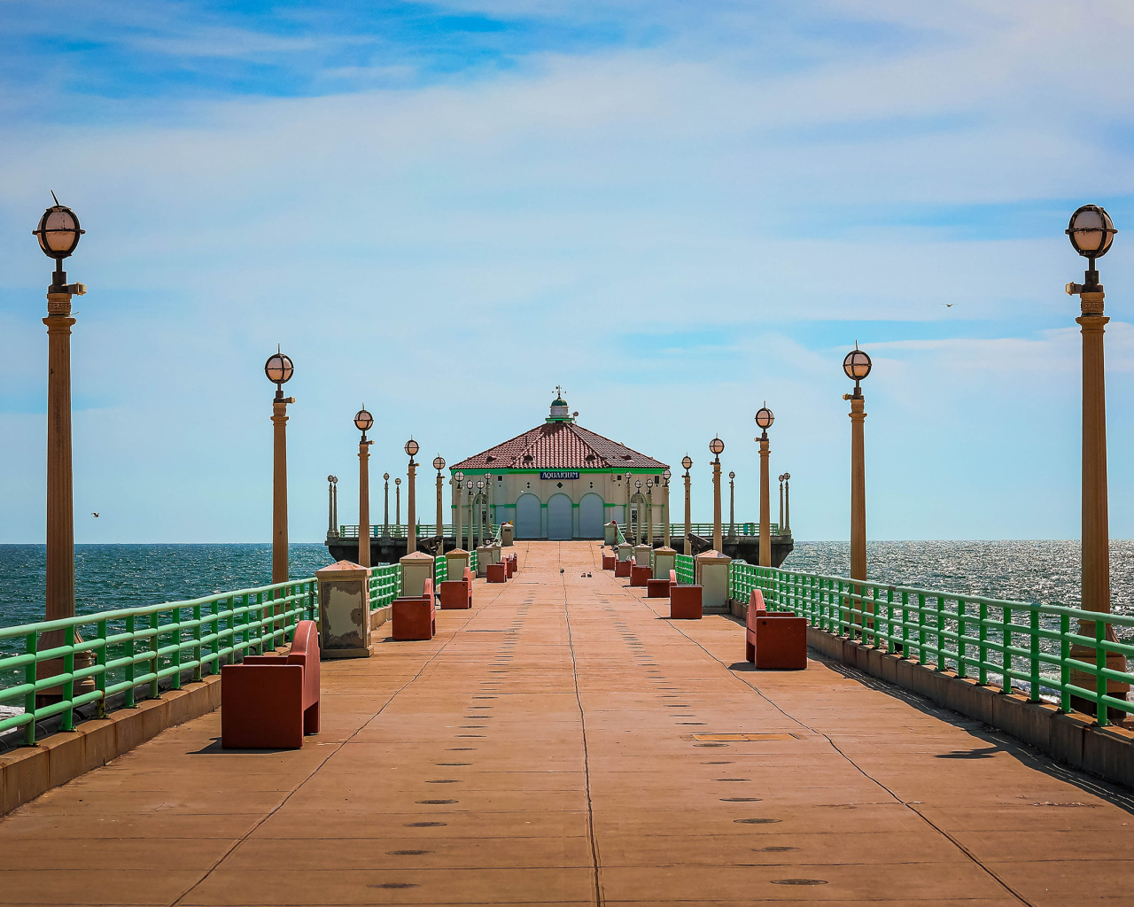 Красивый мост к пристани в океане, США