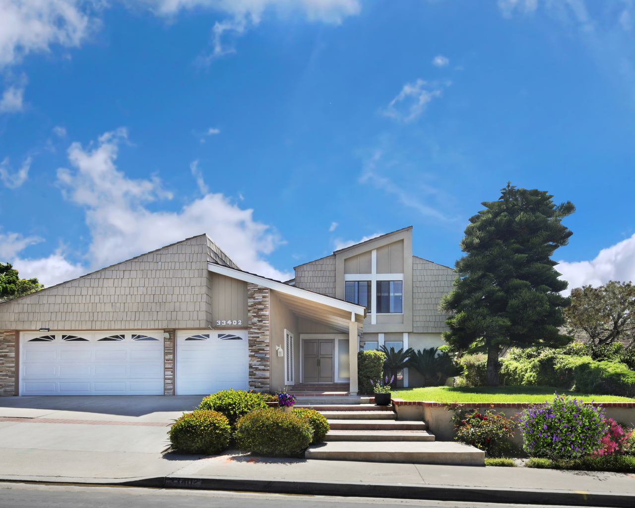 Красивый дом на улице под голубым небом, США